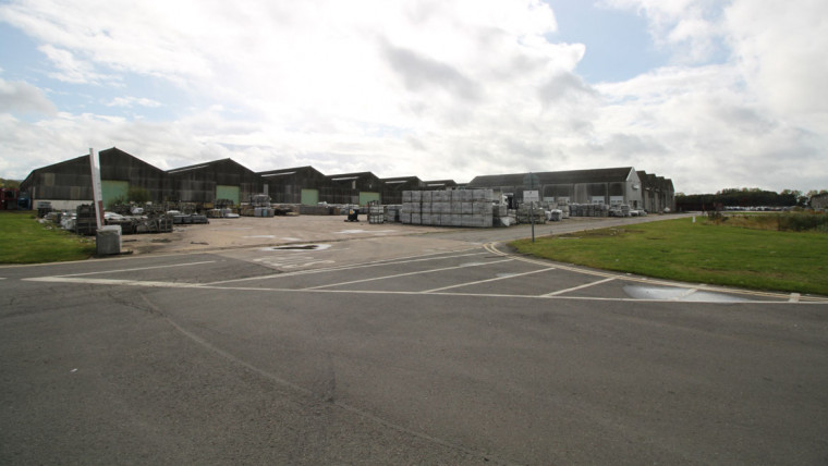 TO LET: Industrial Warehouse with 0.9 Acre Yard