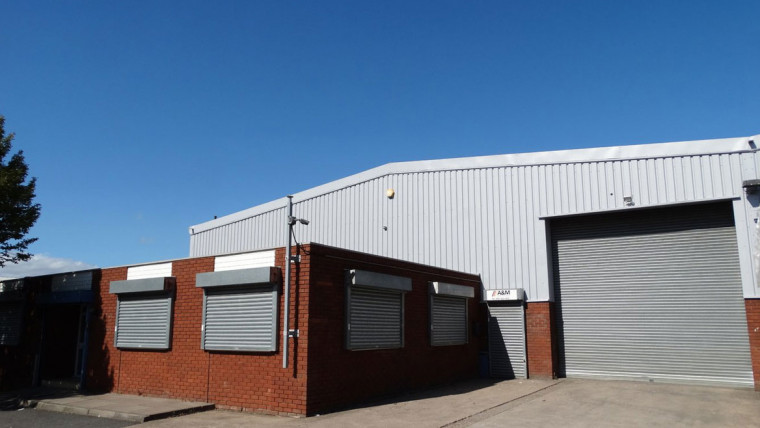 TO LET: Refurbished Industrial Warehouse Unit With Brand New Roof Covering