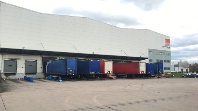 To Let: Distribution Unit With VNA Racking In Situ