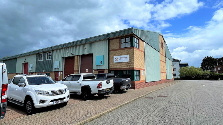 TO LET: Modern Industrial Warehouse Unit